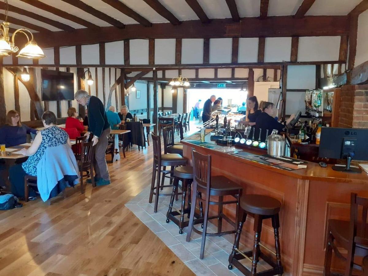 The Bear Inn And Burwash Motel מראה חיצוני תמונה